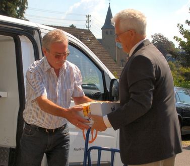 Übergabe der Butterspende durch SPD-Bürgermeisterkandidaten Ulrich Galinsky