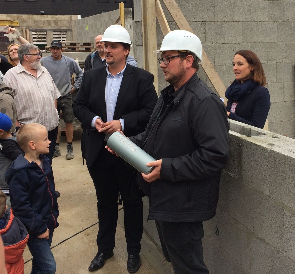 Herr Bieber, Herr Söntgerath (mit der Zeitkapsel) und Frau Sander bei der Grundsteinlegung