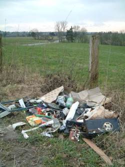 Eine der vielen wilden Müllkippen bei uns in der Region